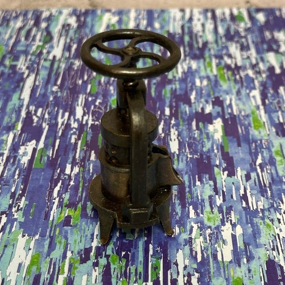 Vintage Die-Cast Pencil Sharpener SQUEEZER WINE GRAPE PRESS with Box #204 - Picture 5 of 7